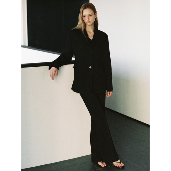 에센셜 라인 자켓 + 라인 부츠컷 슬랙스 블랙 OU1888