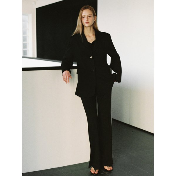 에센셜 라인 자켓 + 라인 부츠컷 슬랙스 블랙 OU1888