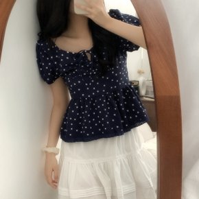 러블리 도트 퍼프소매 리본 블라우스