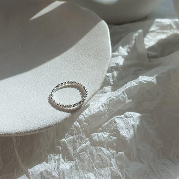 [옷자락] 여자 데이트룩 데일리 모던 꼬임 포인트 반지