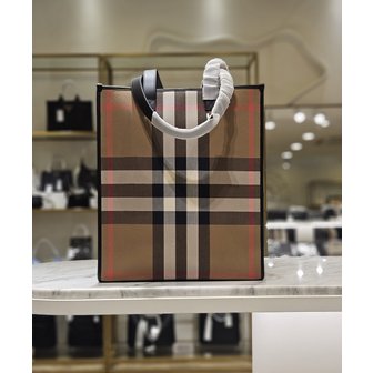 버버리 [시흥점] 여성 북 체크 캔버스 미듐 토트백 8084551