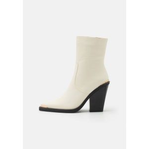 이스퀘어 4060416 Simmi London DECLAN - High heeled ankle boots white