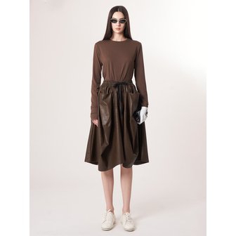 애스플래폼 AW52PT32 레더 이펙트 플레어 팬츠_다크브라운