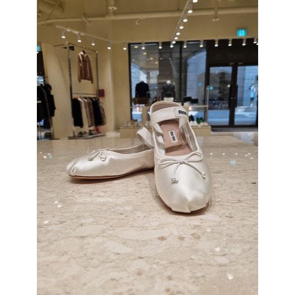 [부산점] 여성 새틴 발레리나 플랫 슈즈  5F794D-QU6-F0009