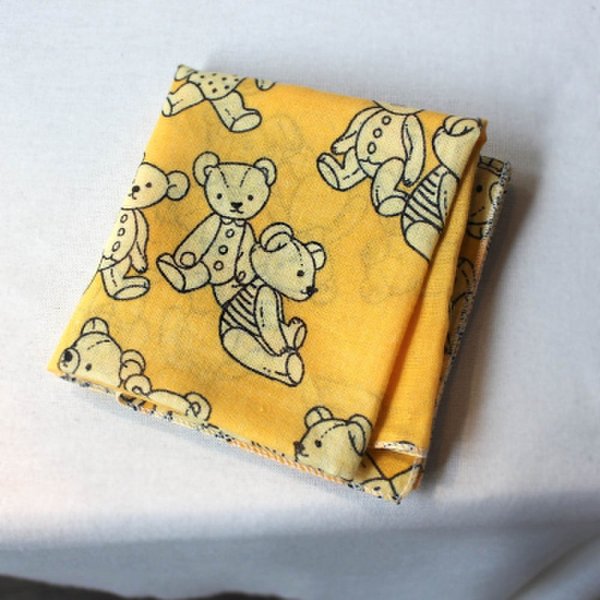 확대된 대표 Hankie-Petit Scarf (손수건-스카프) - 곰에 안겨서