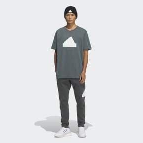 [남녀공용] 대담한 아디다스 로고가 돋보이는 그래픽 티셔츠로 퓨처 아이콘 보스 반팔티(IR9174)
