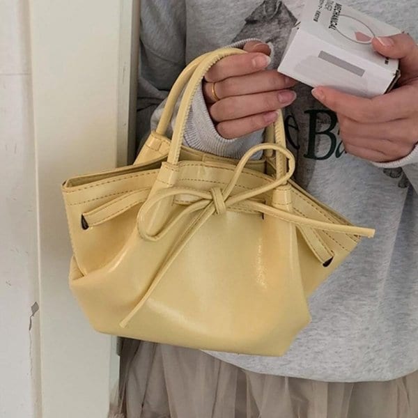 [옷자락] 여자 스트릿패션 가죽 리본 조임끈 미니 크로스백