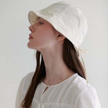 레이브 Ribbon Strap Bucket Hat in Ivory VX4MA312-03