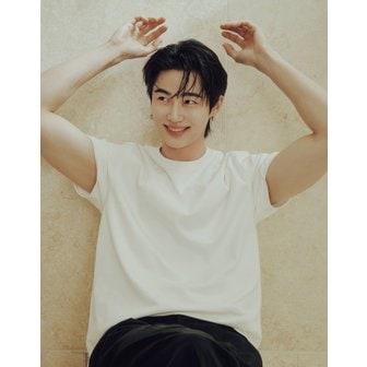 지오다노 NEW [변우석] 남여공용 사계절 라운드넥 무지 기본 반팔티 025530