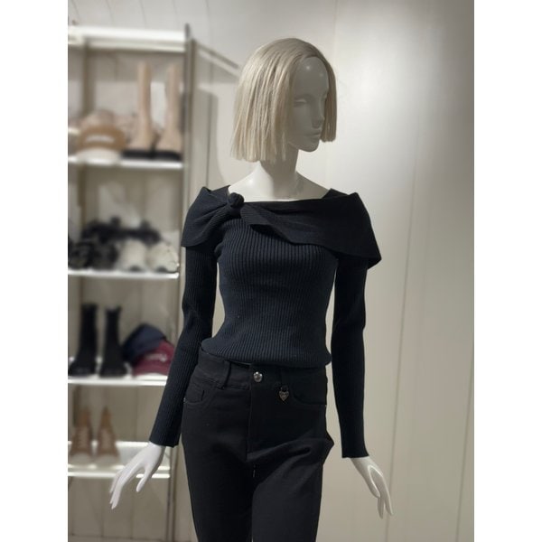 [파주점] 오프숄더 로즈코사지 티셔츠(ER4OKL55)