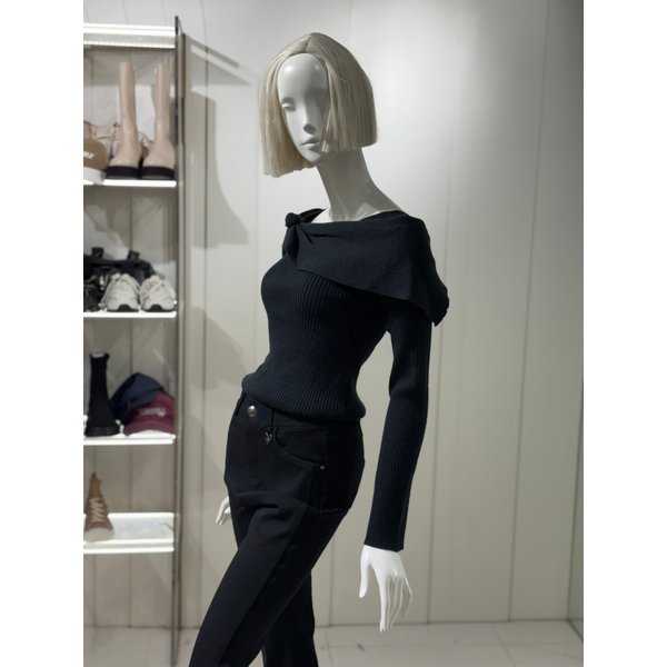 [파주점] 오프숄더 로즈코사지 티셔츠(ER4OKL55)