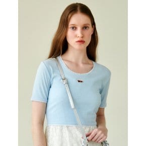 [WOMAN] BABY LESSER LOGO WAPPEN U-NECK LACE TAPE DETAIL T BABY BLUE