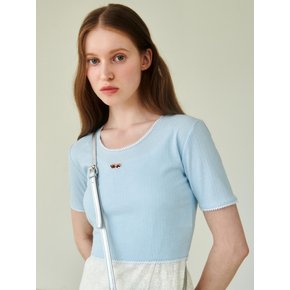 [WOMAN] BABY LESSER LOGO WAPPEN U-NECK LACE TAPE DETAIL T BABY BLUE