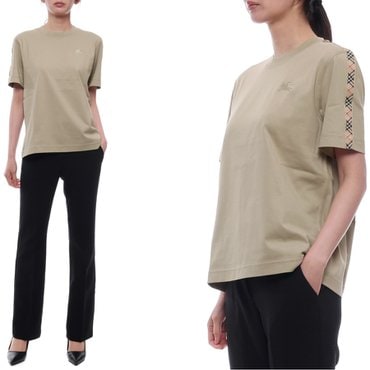 버버리 25SS 여성 체크 트리밍 반팔티셔츠 (8106283 SKYLARK 25S)