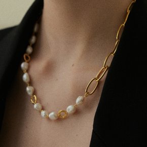 present pearl bold necklace