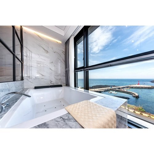 https://media.eoding.com/media/travelagent/663/imagecontent/디럭스_오션더블or트윈_10.jpg