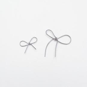 /앤쥬얼리 써지컬 라인 리본 펜던트 (size2)