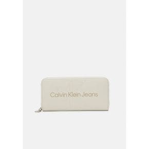 5070033 Calvin Klein SCULPTED ZIP AROUND MONO - Wallet eggshell