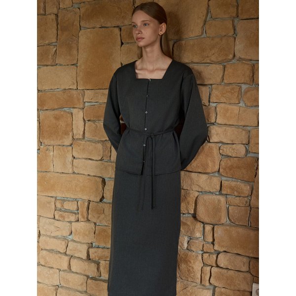 [세트] 모니카 스퀘어넥 스트랩 블라우스 + 모니카 백슬릿 스커트 차콜 J1836