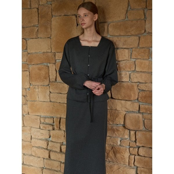 [세트] 모니카 스퀘어넥 스트랩 블라우스 + 모니카 백슬릿 스커트 차콜 J1836