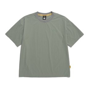 N242UTS962 아델리 경량 우븐 반팔 백그래픽 티셔츠 LICHEN KHAKI