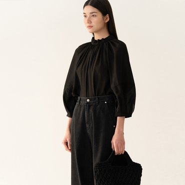 킨더살몬 SS22 Gathered Neck Blouse Black