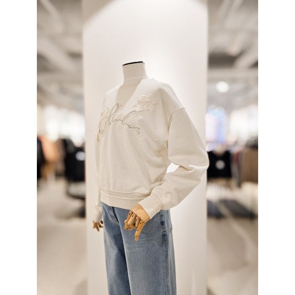 [파주점] [더아이잗컬렉션]로맨틱 플로럴 아플리케 티셔츠 CR1A0TS011