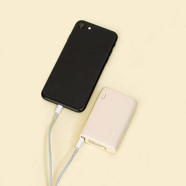 작고 가벼운 고속 충전 보조 배터리(10,000mAh)_베이지 J50N905012100