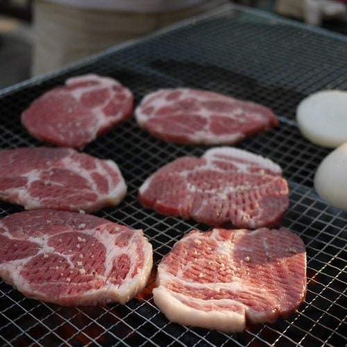 쇠목심과 달리 질기지 않고 씹는 맛이 적당해서 쇠고기와는 다른 돼지고기만의 매력을 느낄 수 있습니다.