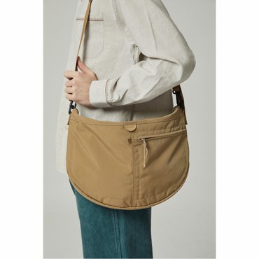 커스텀멜로우 essential moon messenger bag_CABAX24011BEX