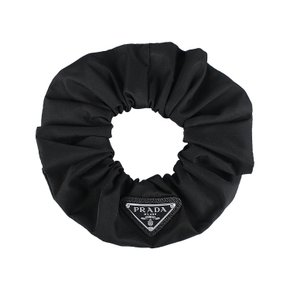 [시흥점] 26SS 삼각로고 곱창 헤어밴드 (1IF015 2DMI F0002)