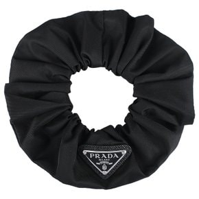 [시흥점] 26SS 삼각로고 곱창 헤어밴드 (1IF015 2DMI F0002)