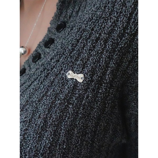 [리뉴얼/BEST]백 타이 리브드 버튼 포인트 골지 슬림핏 니트 상의