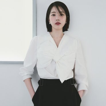 케네스레이디 프론트 리본타이 라운드넥 블라우스(장다아 착용) EWBLPC0100