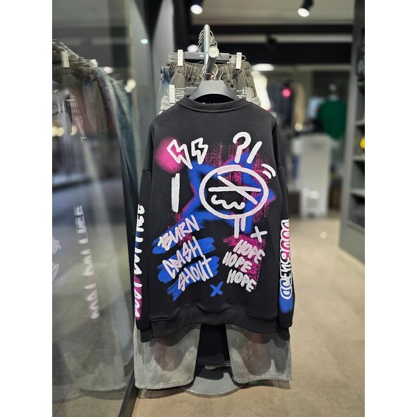 [시흥점] 기모 스프레이 그래피티 오버핏 맨투맨(남여공용)/JGZZ22B26BK