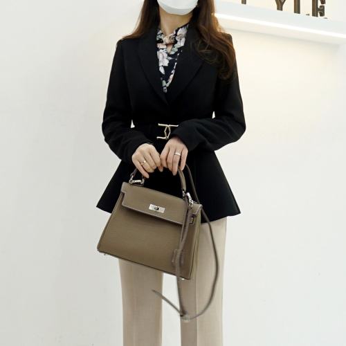 스타일라떼 / 골드버클 벨트 숄카라 페플럼 플리츠 정장자켓