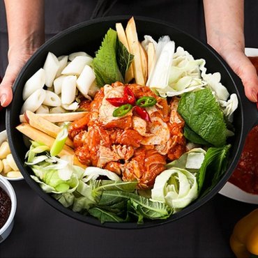  통나무집닭갈비 5인분(2kg)+우동사리3개+고구마3개+떡3개+눈꽃치즈3개