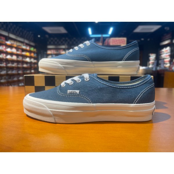 [여주점] (남여공용) 스니커즈 프리미엄 어센틱 LX 44 (네이비) (VN000D9N12S)