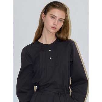 JOORTI 로넌 핀턱 블라우스 딥 차콜 J1931