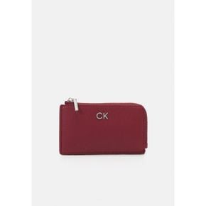 5069063 Calvin Klein DAILY ZIP CARDHOLDER CHAIN - Wallet biking red 105794721