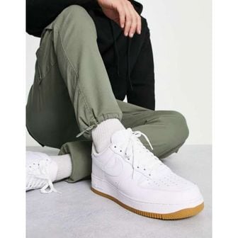 나이키 4094660 Nike Air Force 1 07 sneakers in white with gum sole