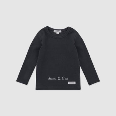 슈슈앤크라 mini 피아르 피치 티셔츠 ㅡ 빈티지블랙