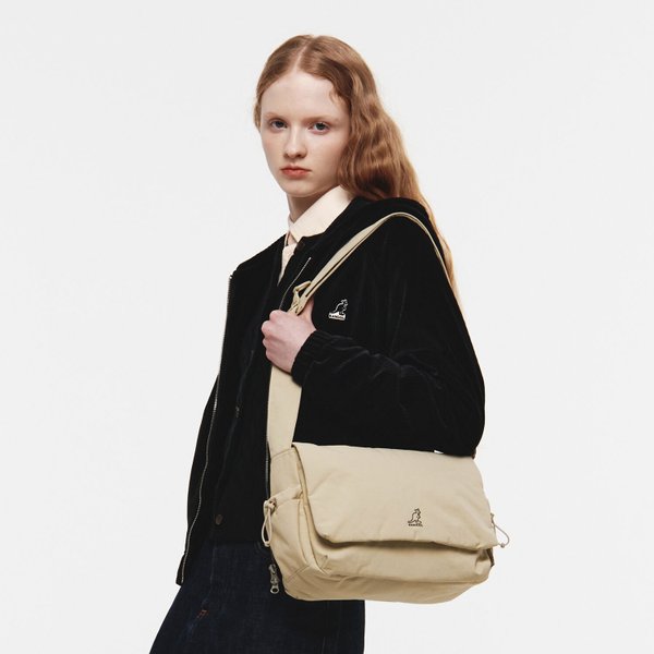 에센셜 플러스 플랩 메신저 2099 라이트베이지