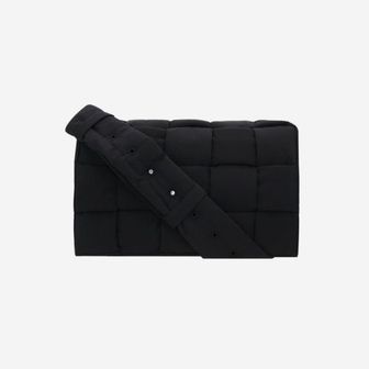  보테가 베네타 라지 패딩 테크 카세트백 블랙 Bottega Veneta Large Padded Tech Cassette Black