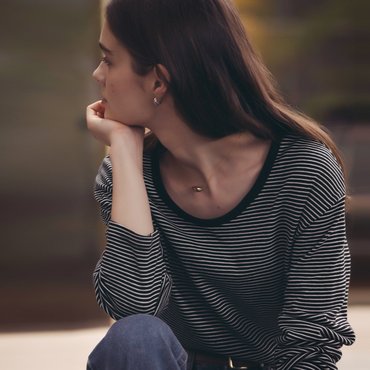 틸아이다이 U-neck long sleeve stripe t-shirt_Black