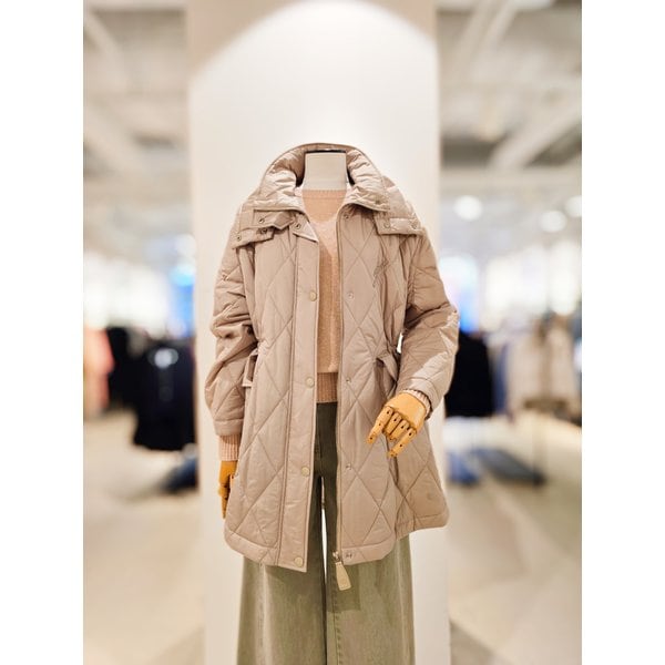 [파주점] [더아이잗컬렉션]후드 퀼팅 자수 패딩 점퍼 CR1A2PD021