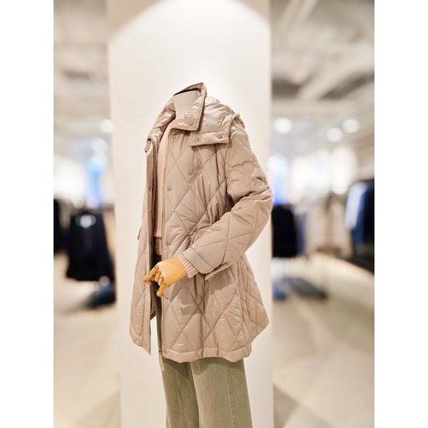 [파주점] [더아이잗컬렉션]후드 퀼팅 자수 패딩 점퍼 CR1A2PD021