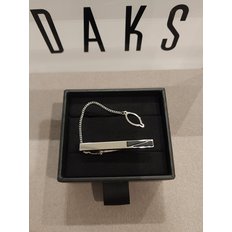 2024  F/W DAKS 백금도금 삼각 분체 넥타이핀 (DKF1ACTP246S1)