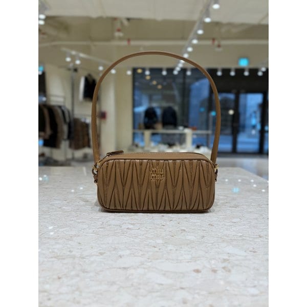 [부산점] 여성 마테라쎄 나파 레더 파우치 숄더백 5NE024-AFPP-F098L