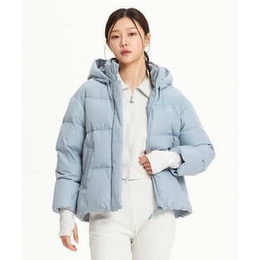 뉴발란스 뉴발란스 [쿠폰 10]NBNPE4W122 WOMEN 시그니처 숏 구스다운 (LIGHT BLUE)